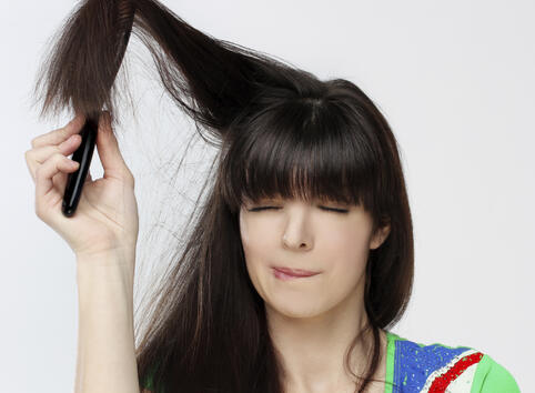 Как да се отървете от непокорните стърчащи кичури коса?