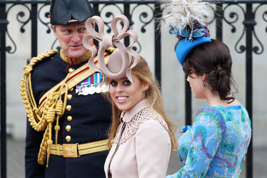 След манията по роклята на Пипа Мидълтън, сега наред е шапката на принцеса Беатрис