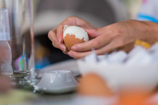 Хитри трикове за по-лесно и бързо обелване на сварените яйца