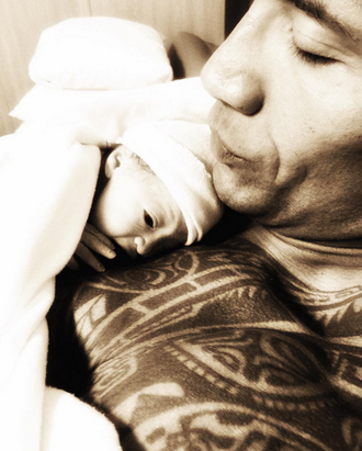 Татко Дуейн и неговата новородена принцеса Жасмин