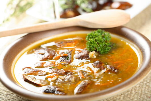 Топла супичка с гъби и ароматни зеленчуци