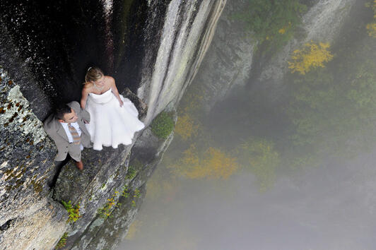 Екстремна сватбена фотография отвежда младоженците на страховита височина