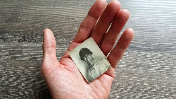 Историята на един красив войник и неговата снимка, направена преди 64 години!
Историята на един красив войник и неговата снимка, направена преди 64 години!