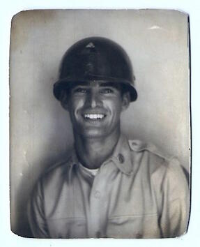 Историята на един красив войник и неговата снимка, направена преди 64 години!
