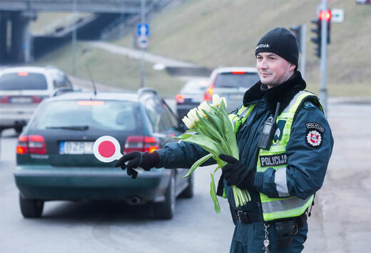 Невероятният жест на литовските полицаи към всички дами навръх 8 март!
