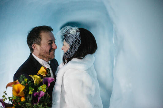 Да кажеш "Да" в сърцето на леден исландски глетчер!
