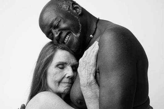 Трогателна гола фотосесия на една 75-годишна жена и нейния любим