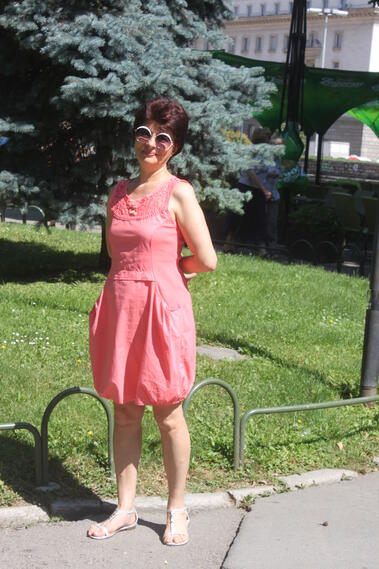 Стилните жени на София: Лятна рокля в цвят "корал"