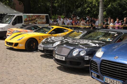 Едва ли, покрай кризата скоро в България сме виждали, толкова много хубави коли на куп.
