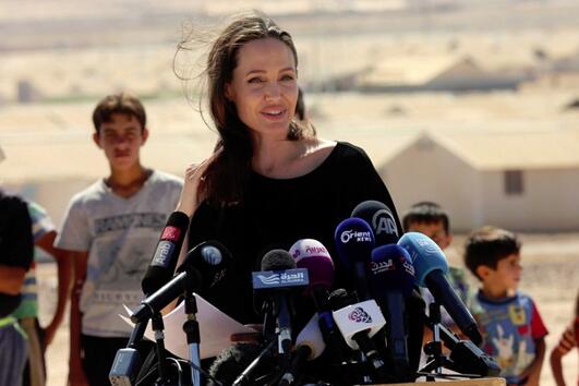 Анджелина Джоли призова за помощ на бежанците край йорданската граница