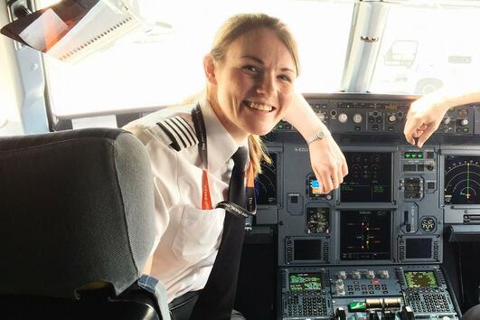 Англичанката Kate McWilliams е най-младият капитан-пилот в света