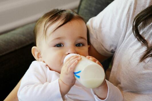 Как да научим бебето да пие от шише?
