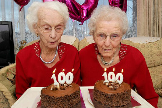 Сестри близначки празнуват заедно 100-ния си рожден ден 