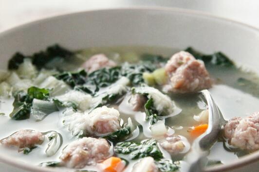 Вкусна италианска супа с кале и бял боб 