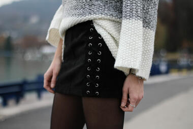 Стилни с пуловер и пола