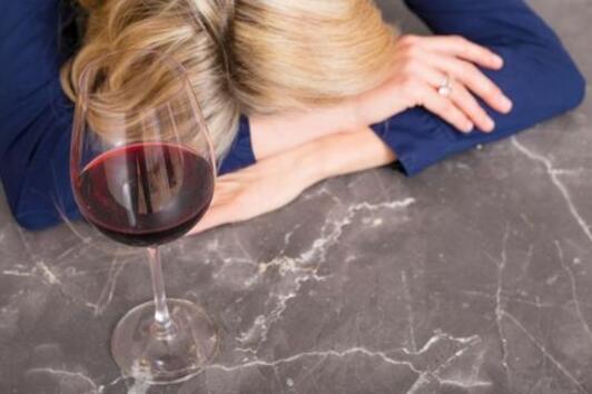 Как да избегнете главоболието, което причинява виното?