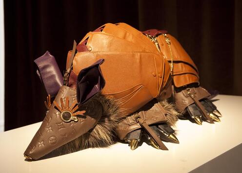 Били Ахилеос превръща чантите Louis Vuitton  в скулптури на животни