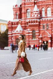 Стилни с кафяво палто