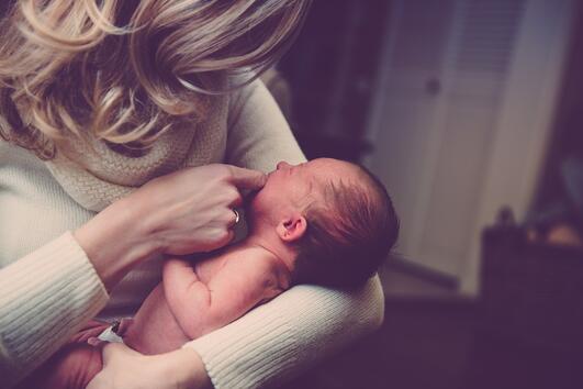Защо е важно да прегръщате бебето възможно най-често?