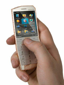Nokia E-Cu – телефонът, който се зарежда в джоба ви 