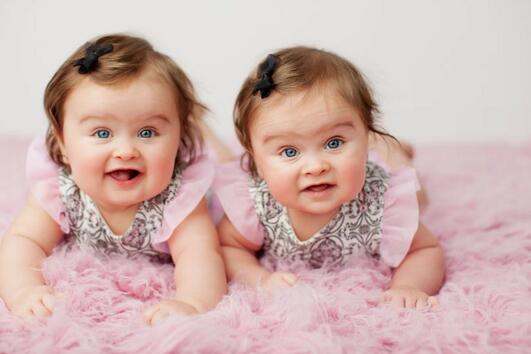Красиви имена за момичета близнаци 