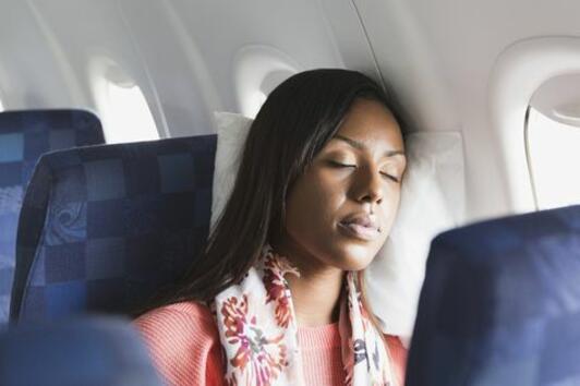 6 трика за по-лесно заспиване в самолет