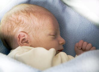 Как да осигурим спокоен и здрав сън на новороденото вечер