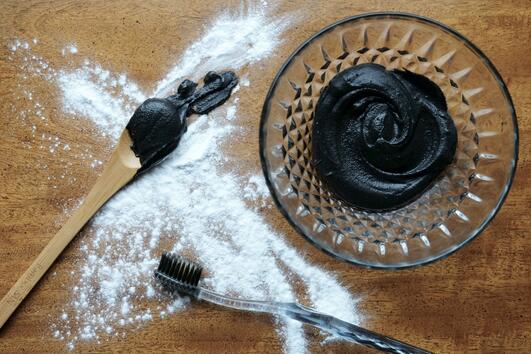 Как да си приготвите черна паста за зъби вкъщи 