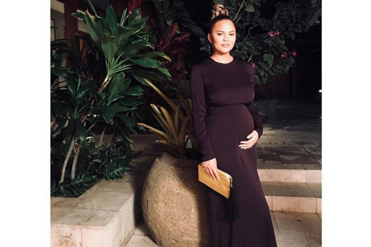 Нова снимка на Криси Тейген с бременното коремче 