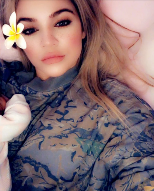 Клои Кардашян показа бебето си в Snapchat Клои Кардашян показа бебето си в Snapchat