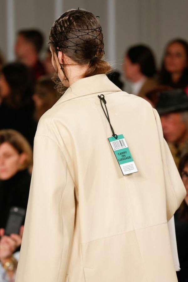 Модната къща Maison Margiela не се притеснява да сложи етикетите на видими места в колекцията си 