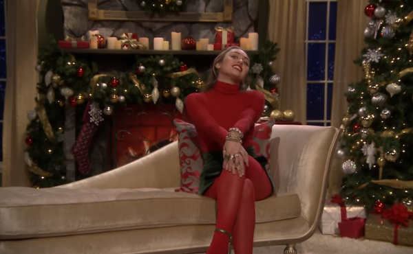 Майли Сайръс превърна "Santa baby" в химн на феминистките и е страхотно! 