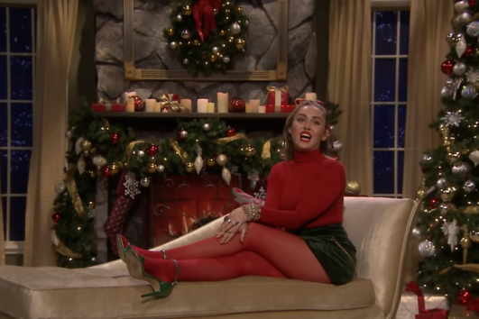 Майли Сайръс превърна "Santa baby" в химн на феминистките и е страхотно! 