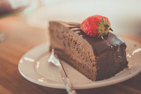 Ето как да си направите вкусна торта с черен шоколад Необходими