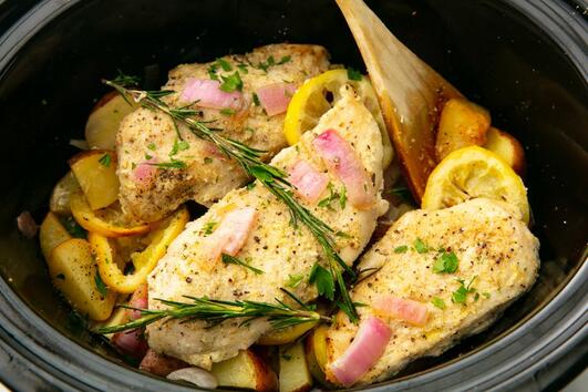 Пилешки гърди, приготвени в уред за бавно готвене 