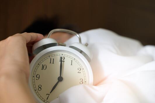 Ако събуждането сутрин е най-лошата част от деня ви, опитайте този трик 