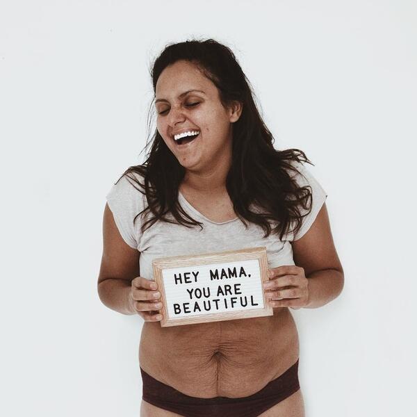 Майка на 5 деца публикува снимка на корема си, за да покаже, че женското тяло не винаги е красиво 