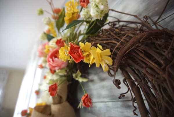 Как да направите красив пролетен венец за декорация на дома (ВИДЕО) 