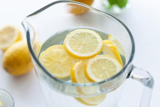Може ли водата с лимон да ви помогне да отслабнете? 