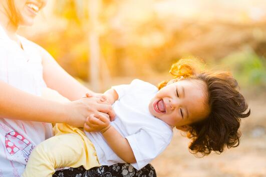 Защо гъделичкането на деца може да бъде вредно 