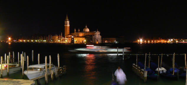 Магията на Венеция се носи във въздуха