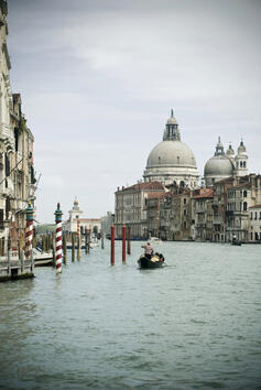 Магията на Венеция се носи във въздуха
