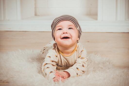 Бебето ви използва различни стратегии да ви накара да се усмихнете, за да ви покаже любовта си 