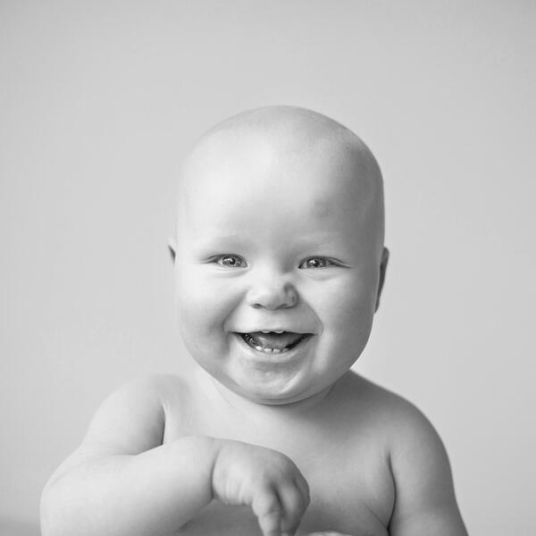 Бебето ви използва различни стратегии да ви накара да се усмихнете, за да ви покаже любовта си 