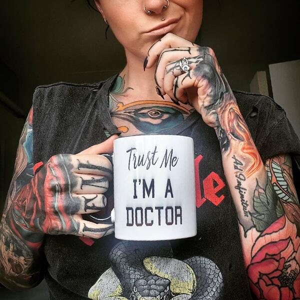 Най-татуираният лекар в света 