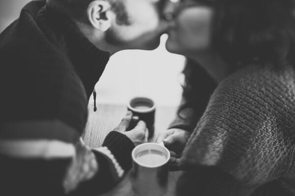 Каква е връзката между това колко често се целувате и каква е продължителността на връзката ви? 