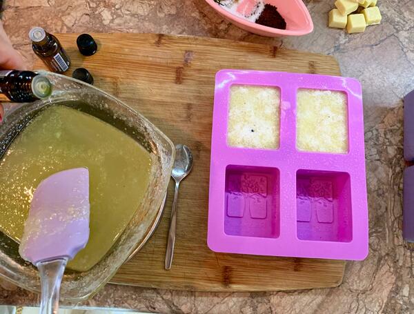 Направи си сам: Глицеринов сапун с етерични масла и ванилова захар
