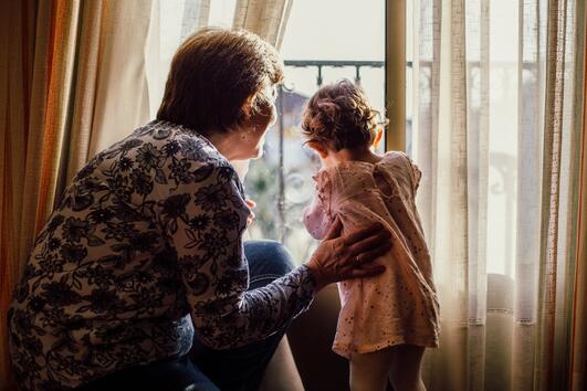 Защо повечето баби дават повече любов на своите внуци, отколкото на децата си 