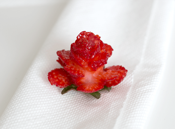 Интересна идея за 8-ми март: Розички от ягоди 