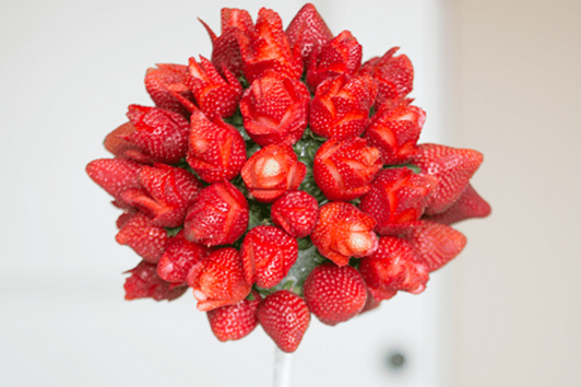 Интересна идея за 8-ми март: Розички от ягоди 